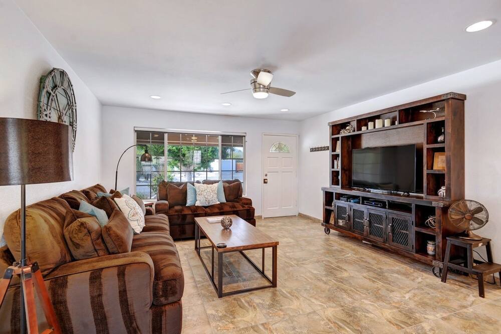 Photo of Livingroom in Desert Park Estates