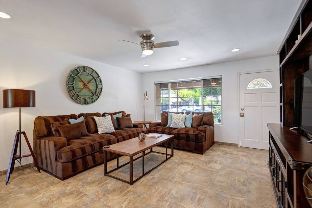 Photo of Livingroom in Desert Park Estates