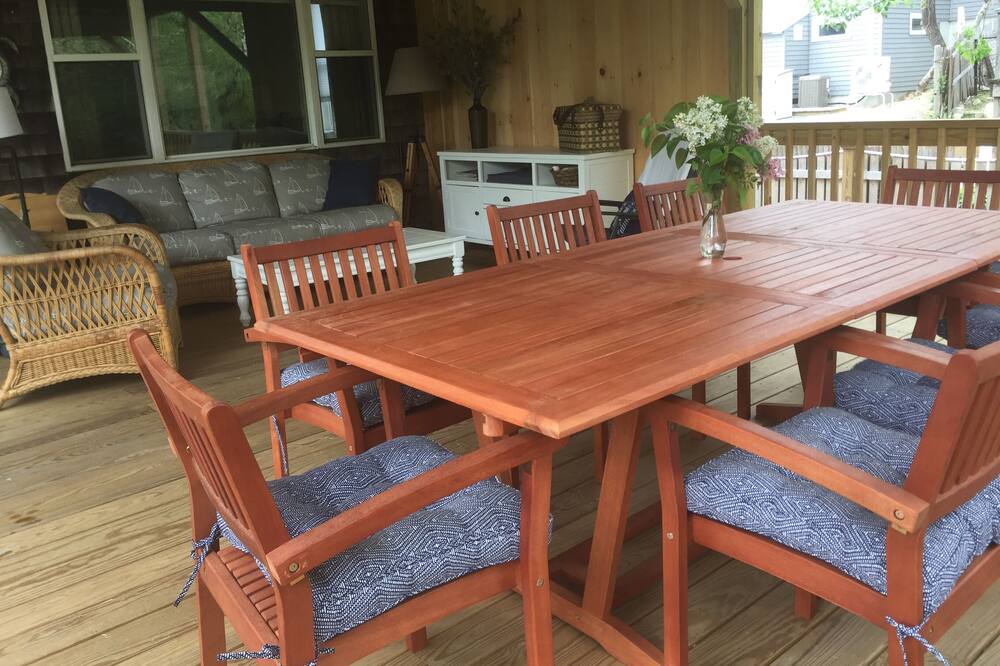 Photo of Patio Balcony in Cedar Bushes