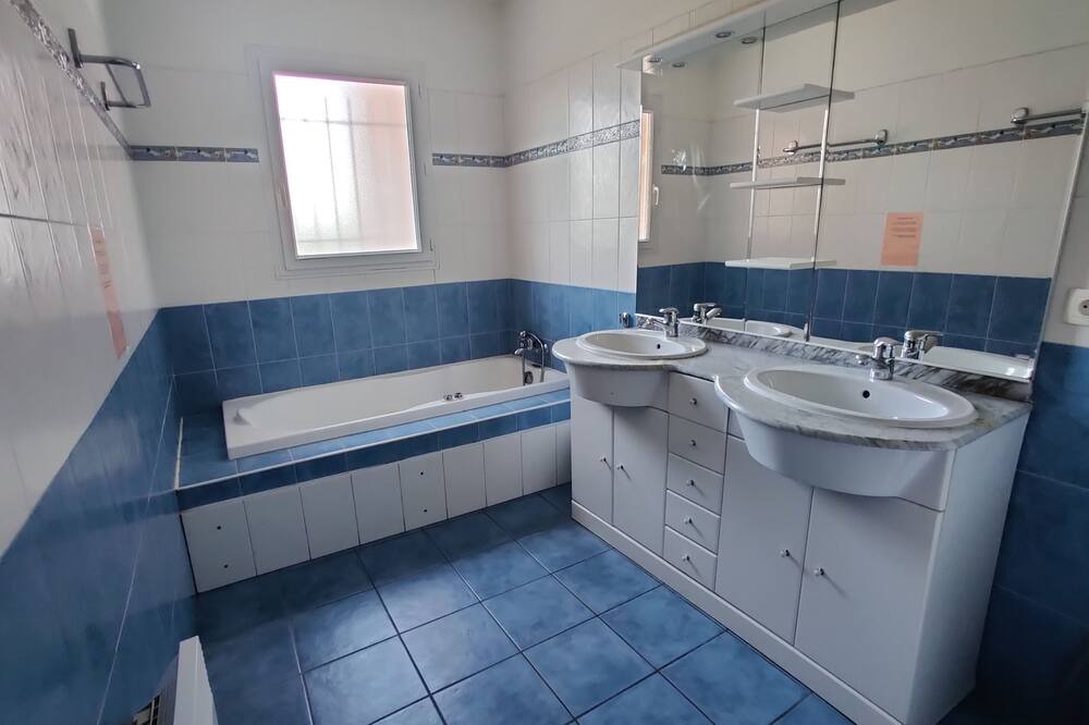 Photo of Bathroom in Port-Vendres
