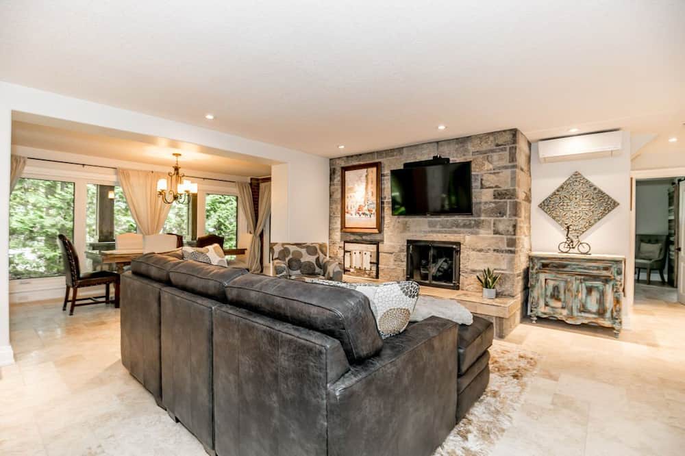 Photo of Livingroom in Oro-Medonte