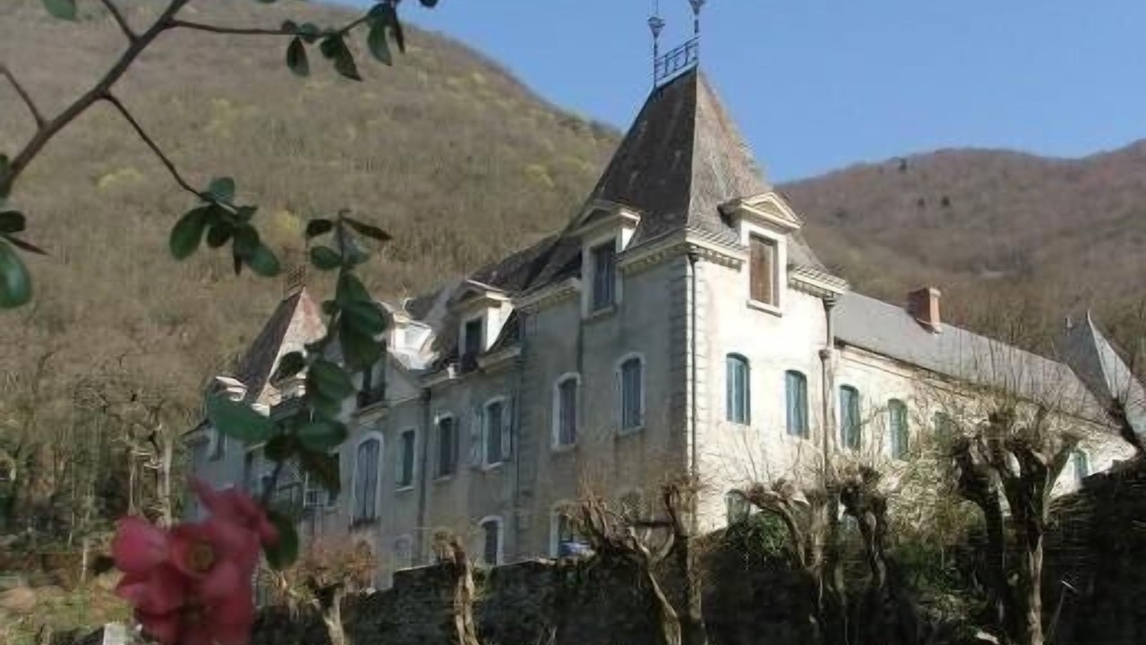Photo of Buildings in Luscan