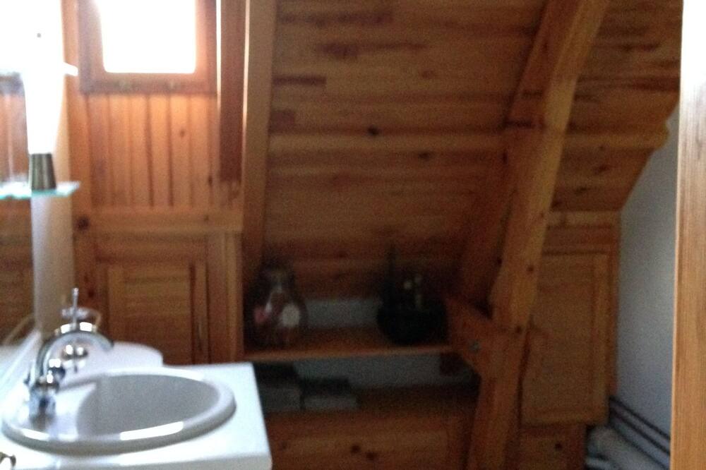 Photo of Bathroom in Barzun