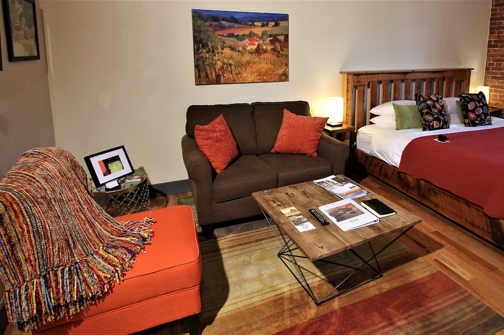 Photo of Livingroom in Amity