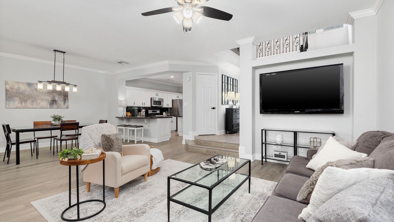 Photo of Livingroom in Alden Bridge