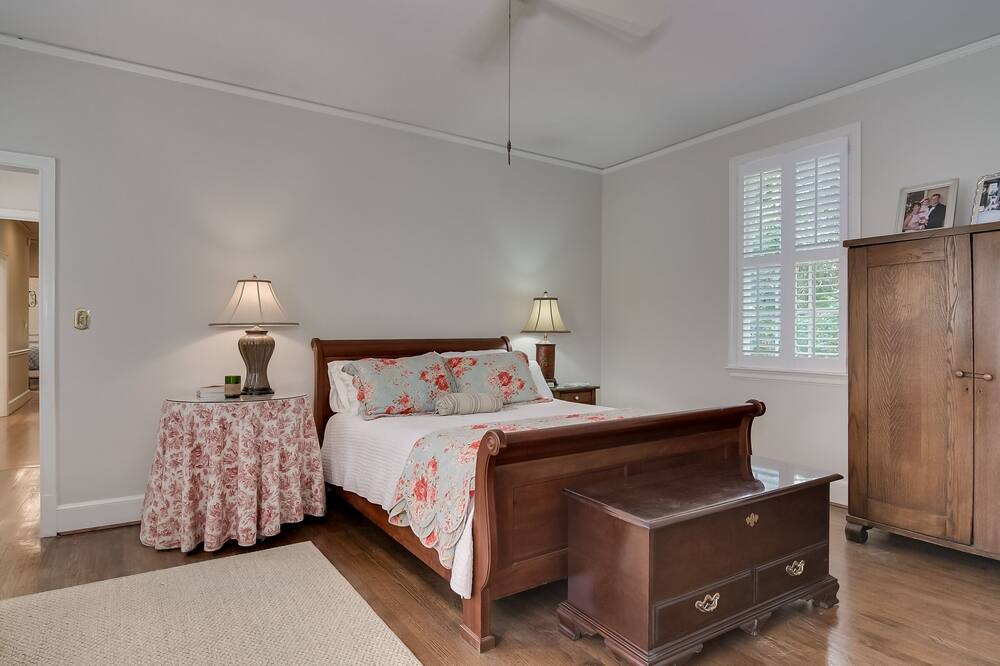 Photo of Bedroom in Forest Hills
