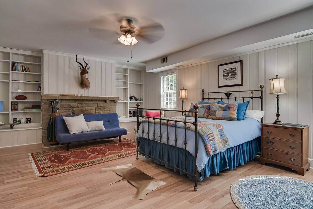 Photo of Bedroom in Forest Hills