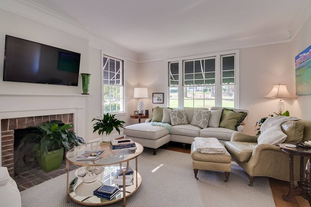 Photo of Livingroom in Forest Hills