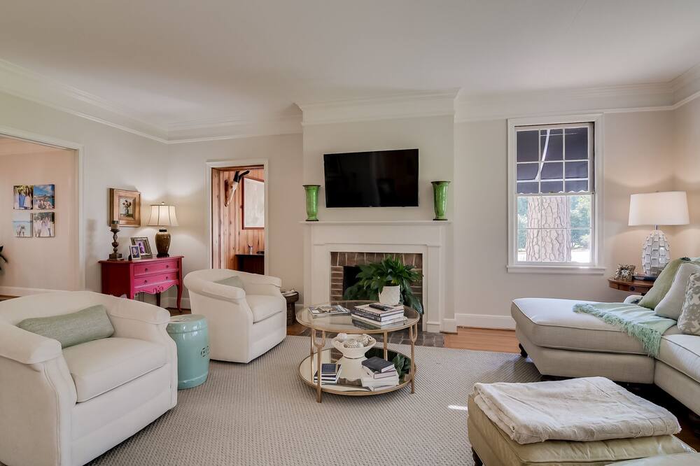 Photo of Livingroom in Forest Hills