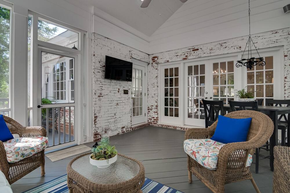 Photo of Livingroom in Forest Hills