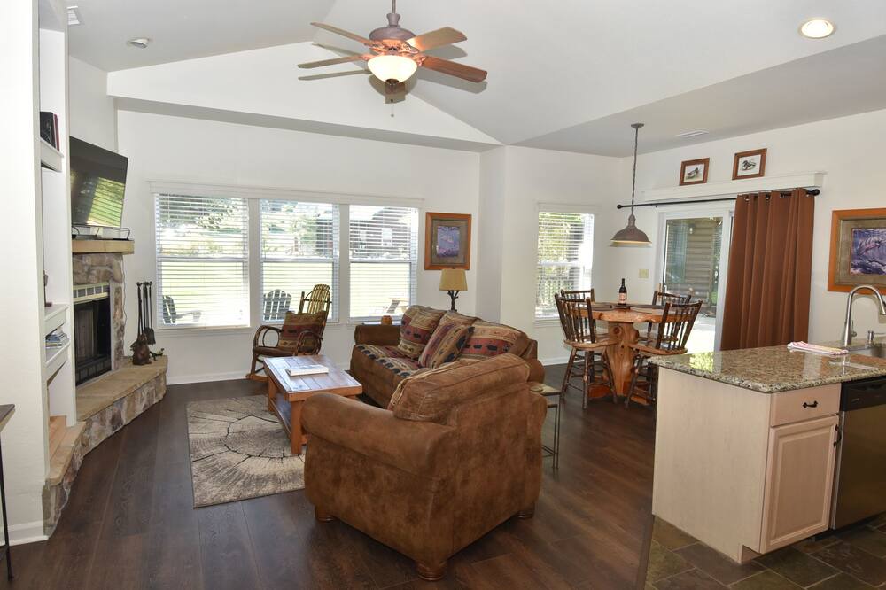 Photo of Livingroom in Camdenton