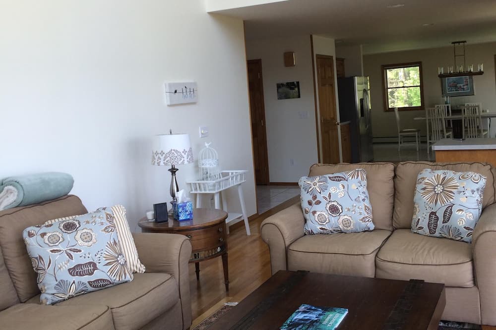 Photo of Livingroom in Chazy