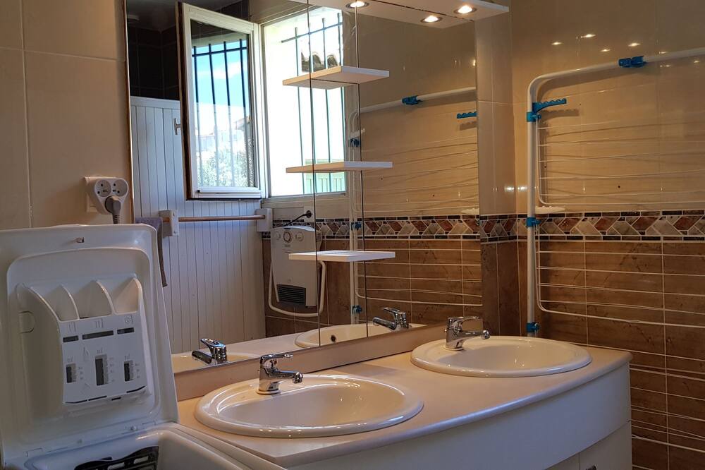 Photo of Bathroom in Montredon-des-Corbieres