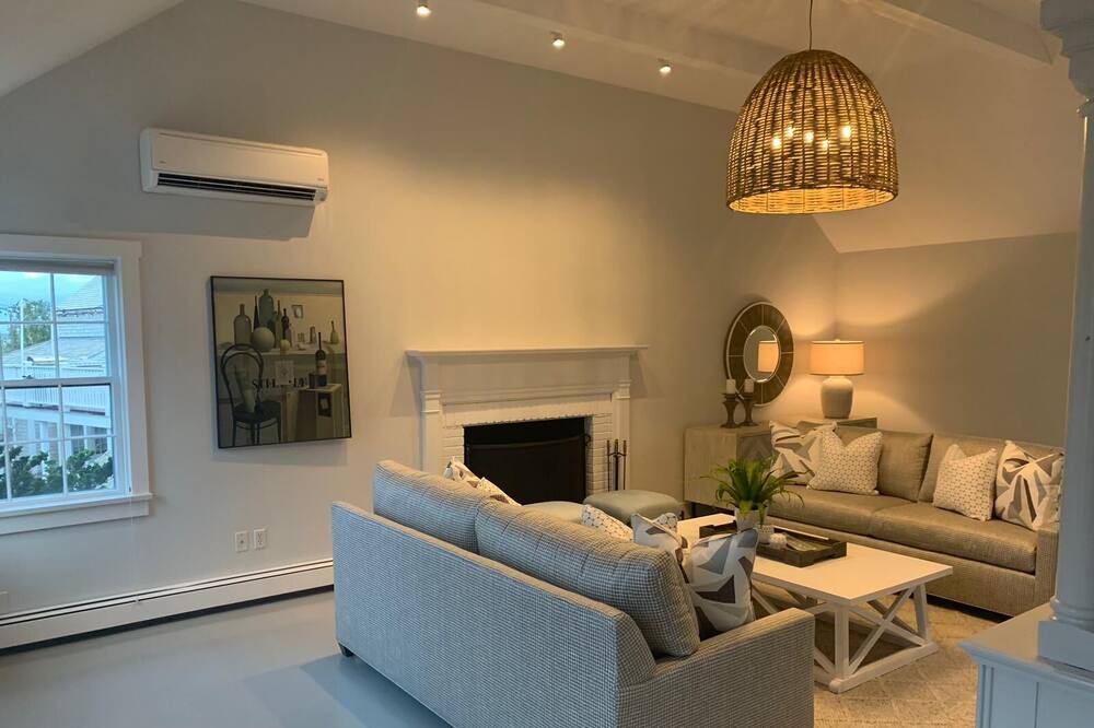 Photo of Livingroom in Brant Point