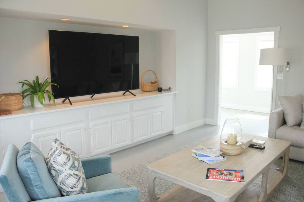 Photo of Livingroom in Brant Point