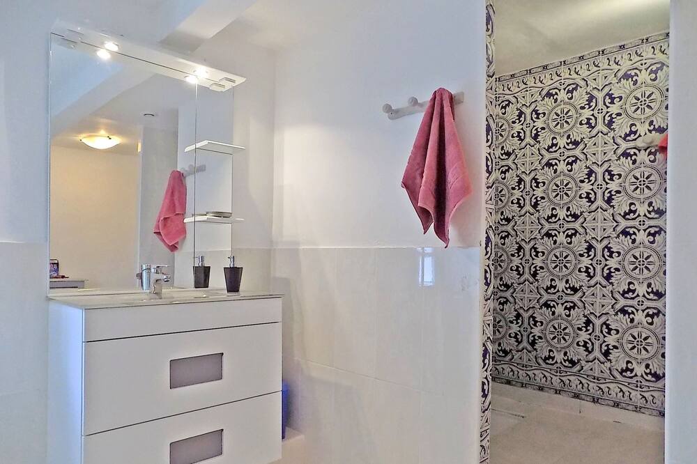 Photo of Bathroom in Castelnaudary