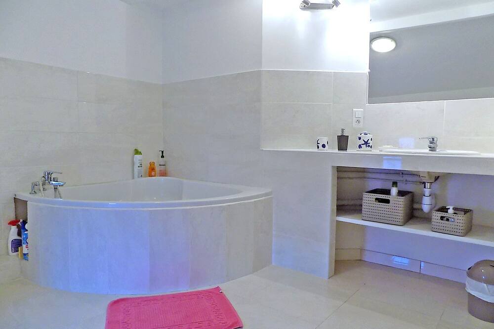 Photo of Bathroom in Castelnaudary