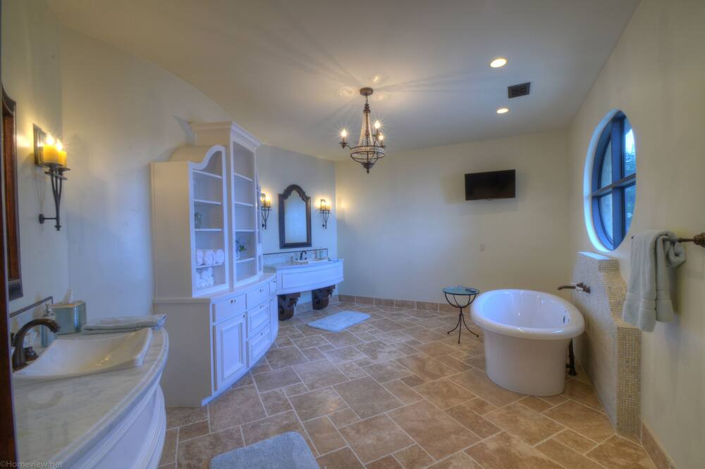Photo of Bathroom in Horseshoe Bay West