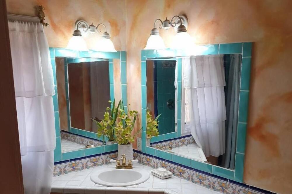Photo of Bathroom in Plantation