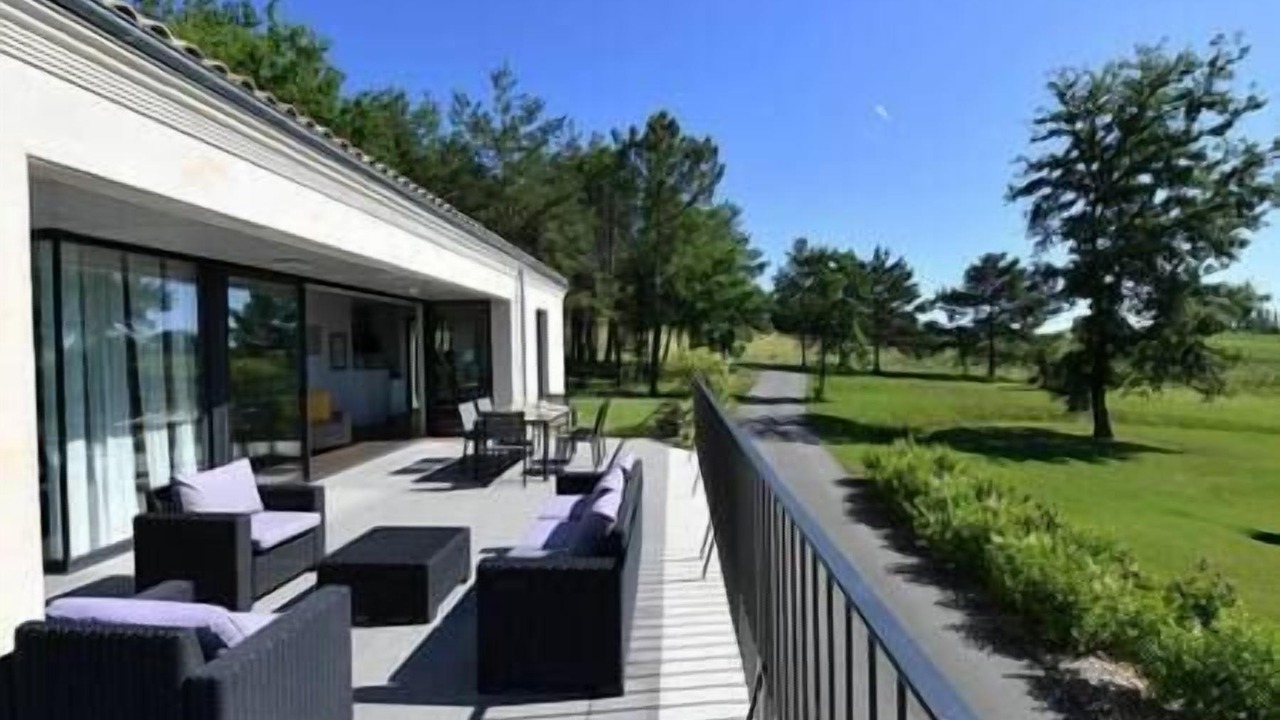 Photo of Patio Balcony in Gardegan-et-Tourtirac
