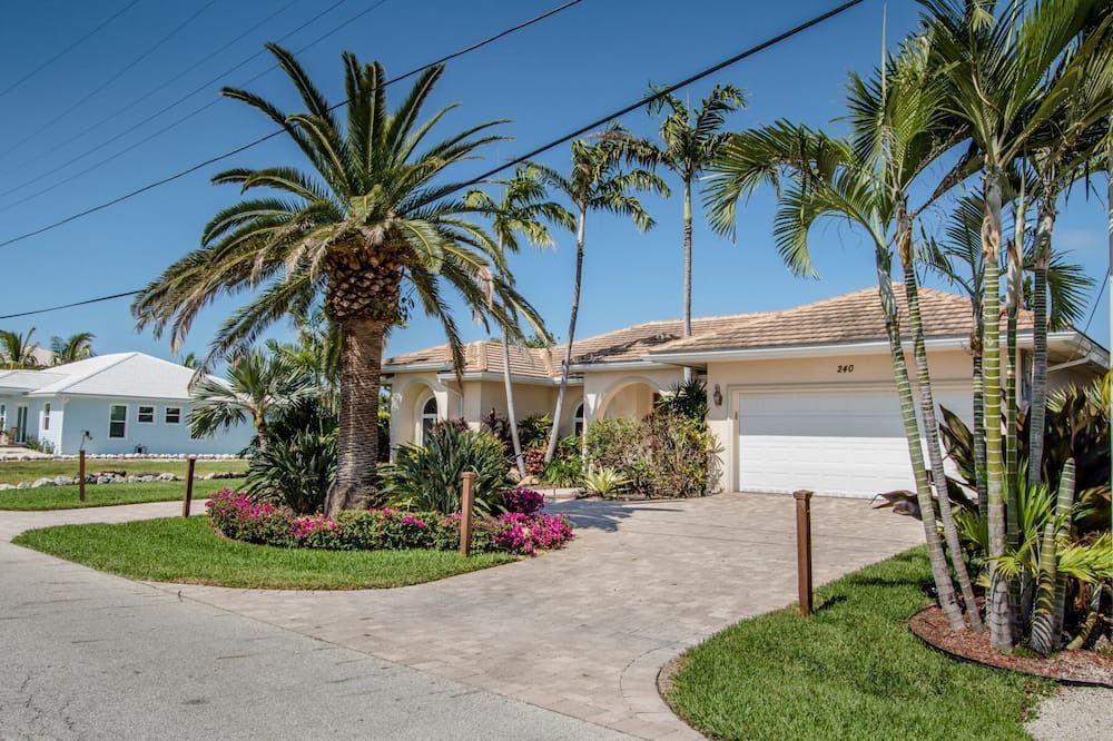 Photo of Others in Coury