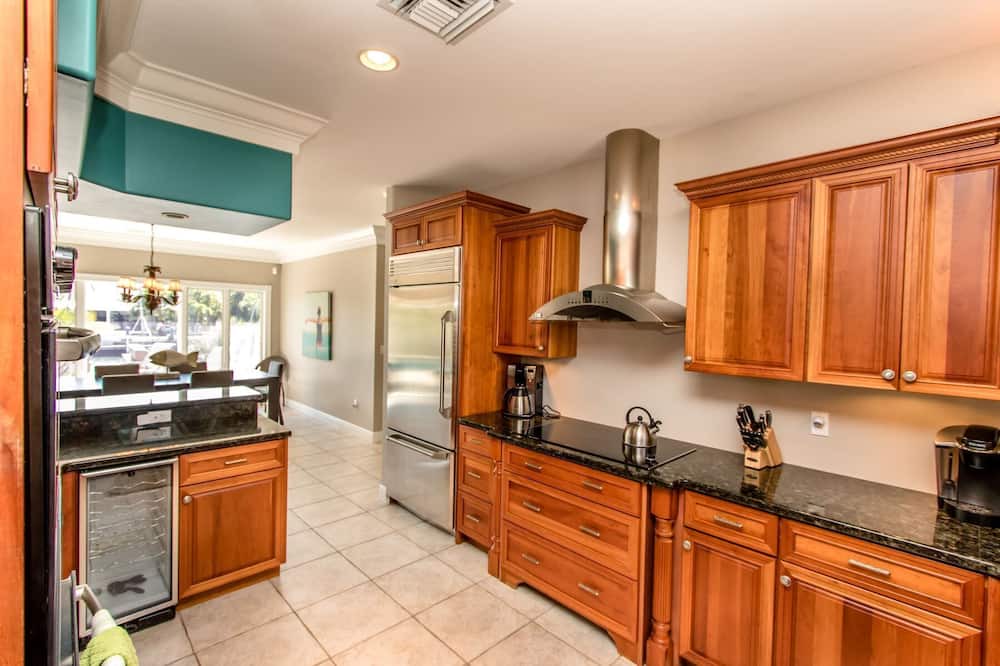 Photo of Others in Coury