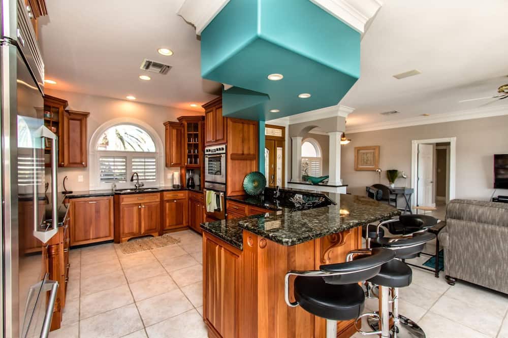 Photo of Others in Coury