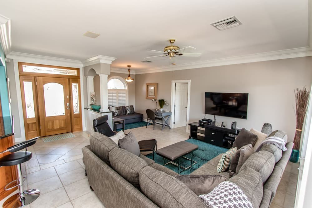 Photo of Livingroom in Coury