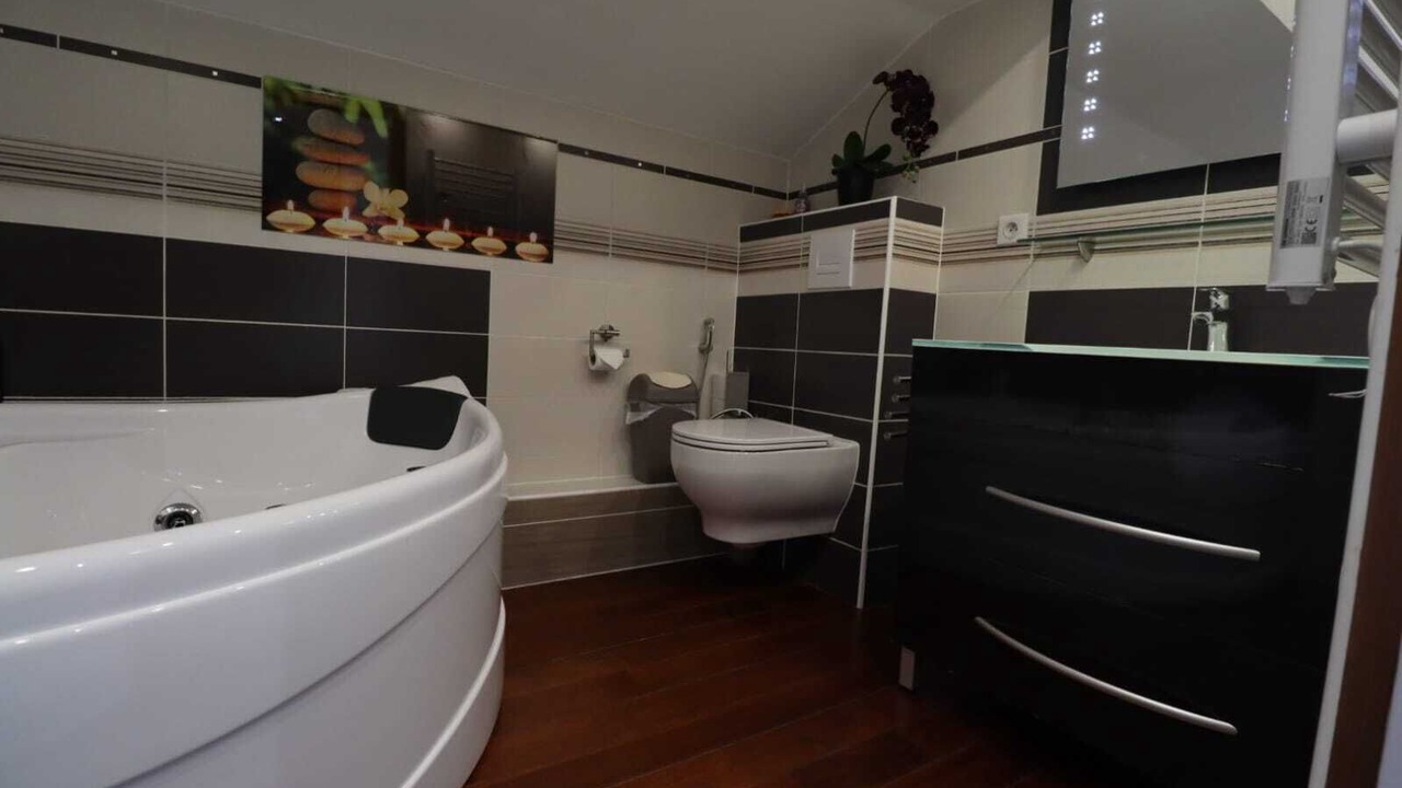 Photo of Bathroom in Albertville