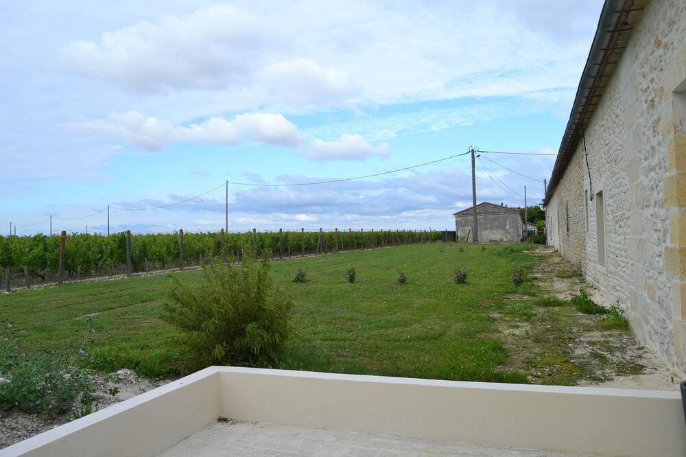 Photo of Patio Balcony in Saint-Estephe