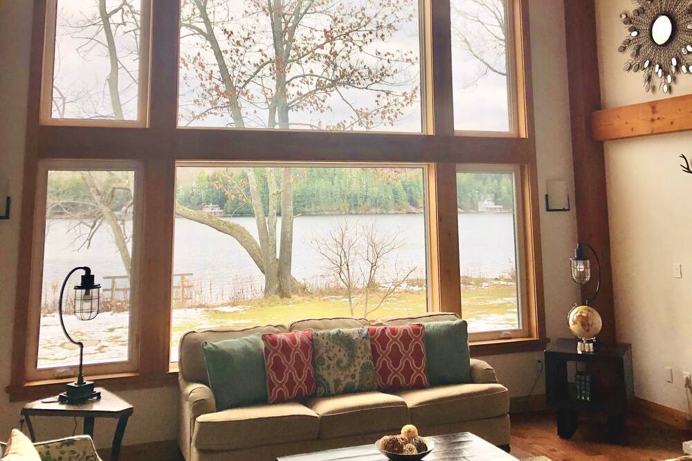 Photo of Livingroom in Muskoka Lakes