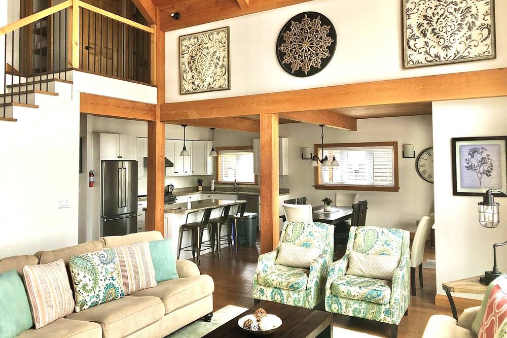 Photo of Livingroom in Muskoka Lakes