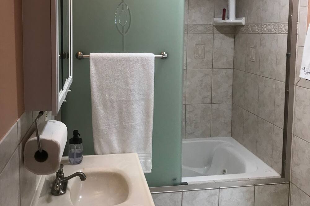 Photo of Bathroom in El Sobrante