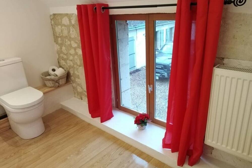 Photo of Bathroom in Aubigne-Racan