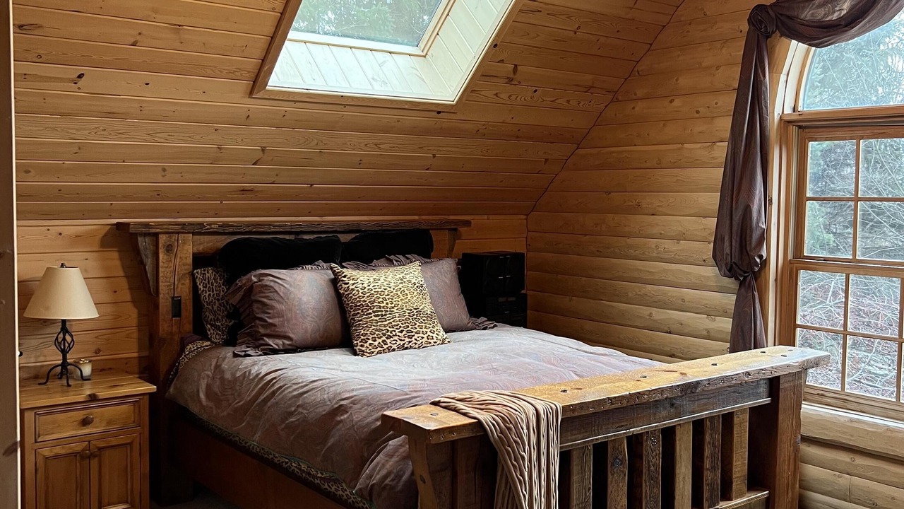 Photo of Bedroom in Kewadin