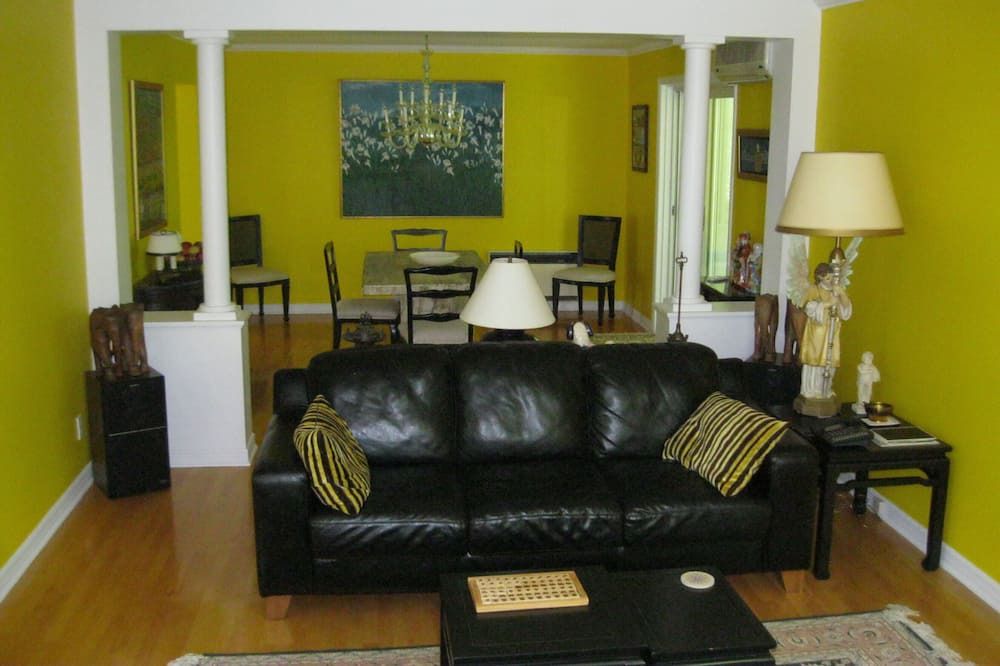 Photo of Livingroom in Ste Petronille