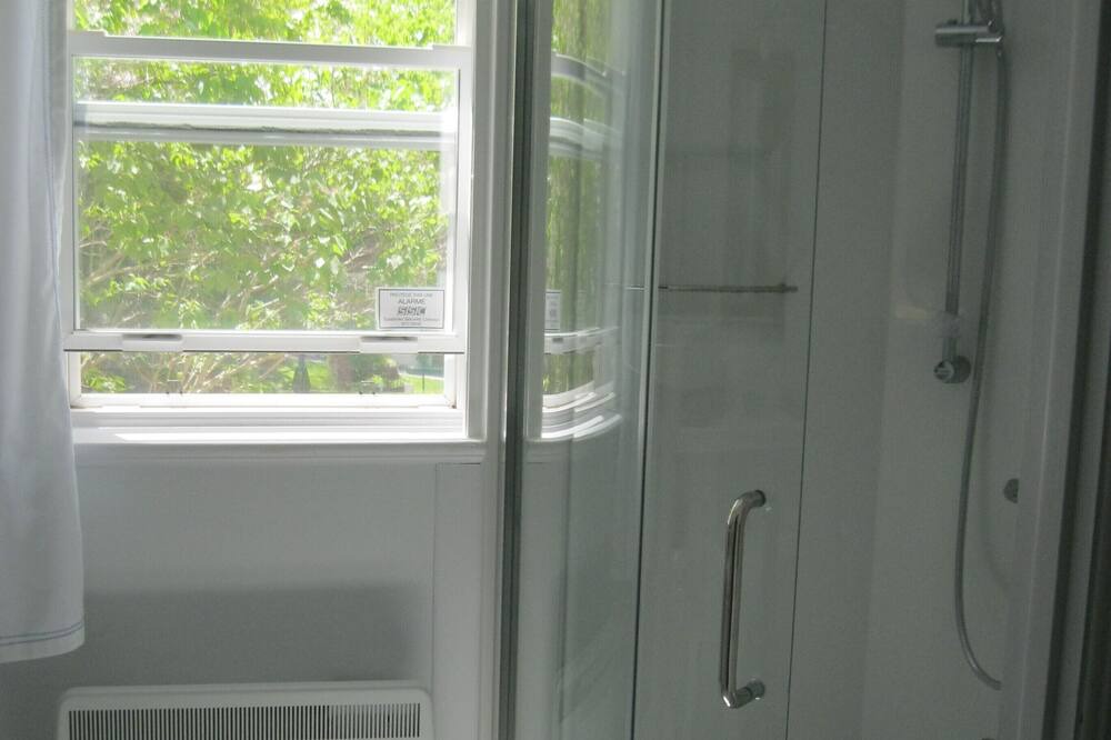 Photo of Bathroom in Ste Petronille