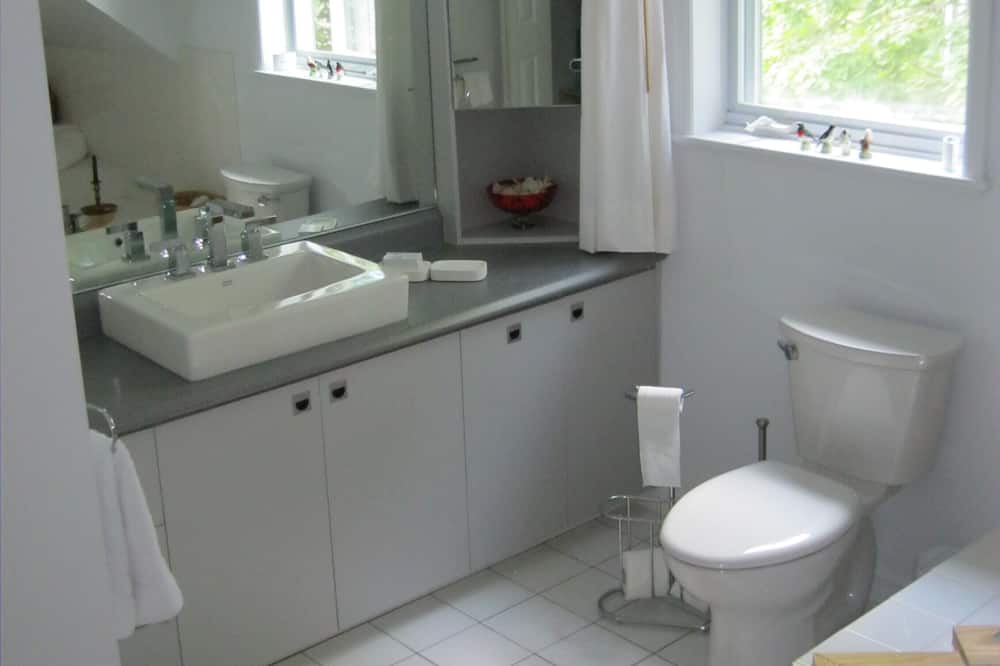 Photo of Bathroom in Ste Petronille