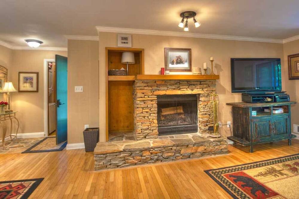 Photo of Livingroom in Big Canoe