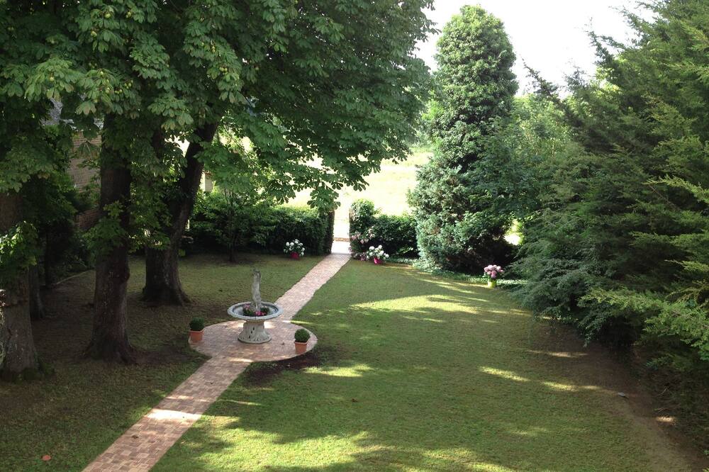 Photo of Outdoor in Yvre-le-Polin