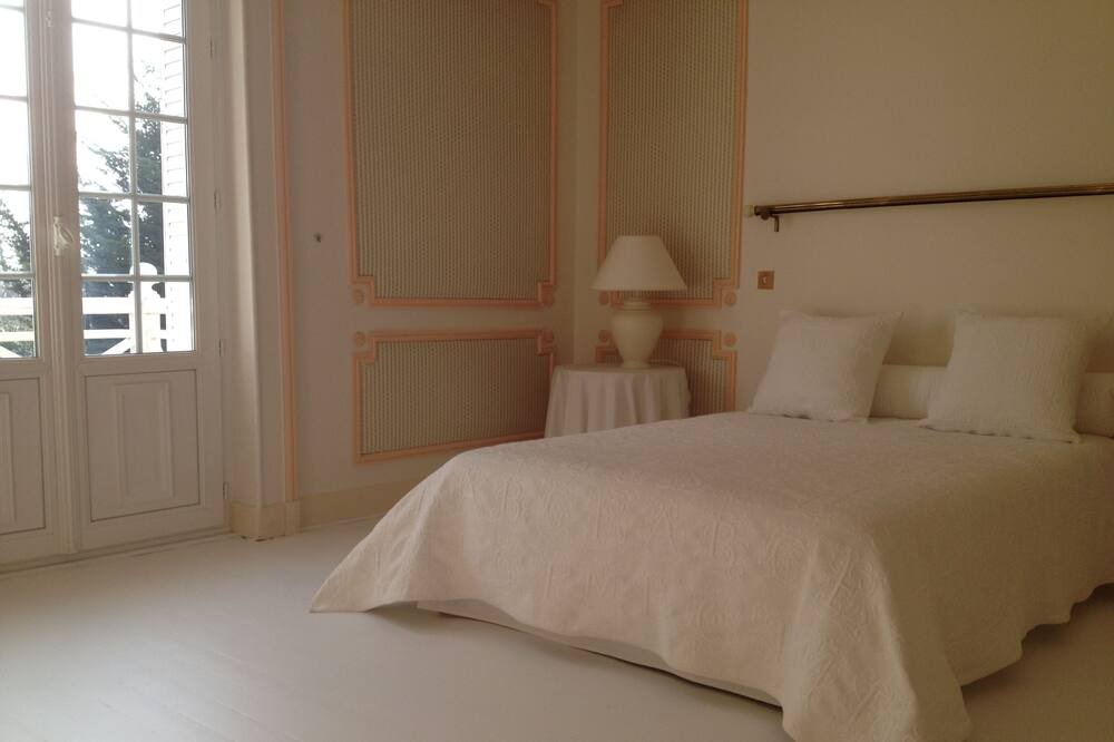 Photo of Bedroom in Yvre-le-Polin