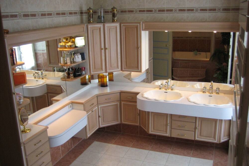Photo of Bathroom in Yvre-le-Polin