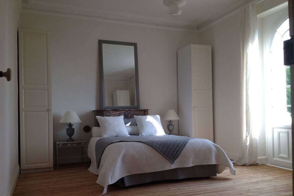 Photo of Bedroom in Yvre-le-Polin