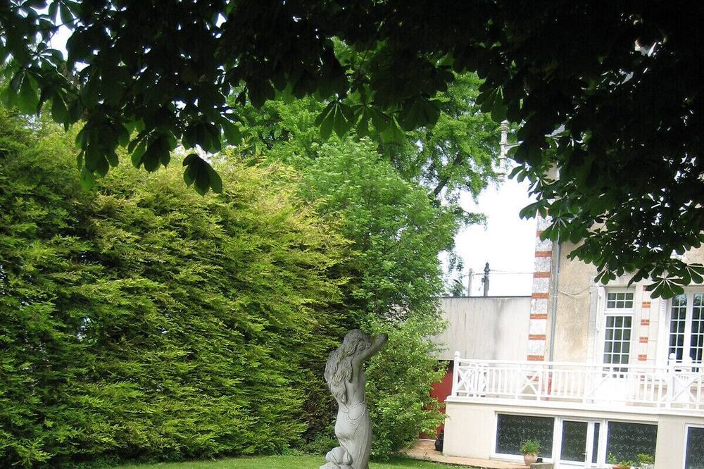 Photo of Outdoor in Yvre-le-Polin