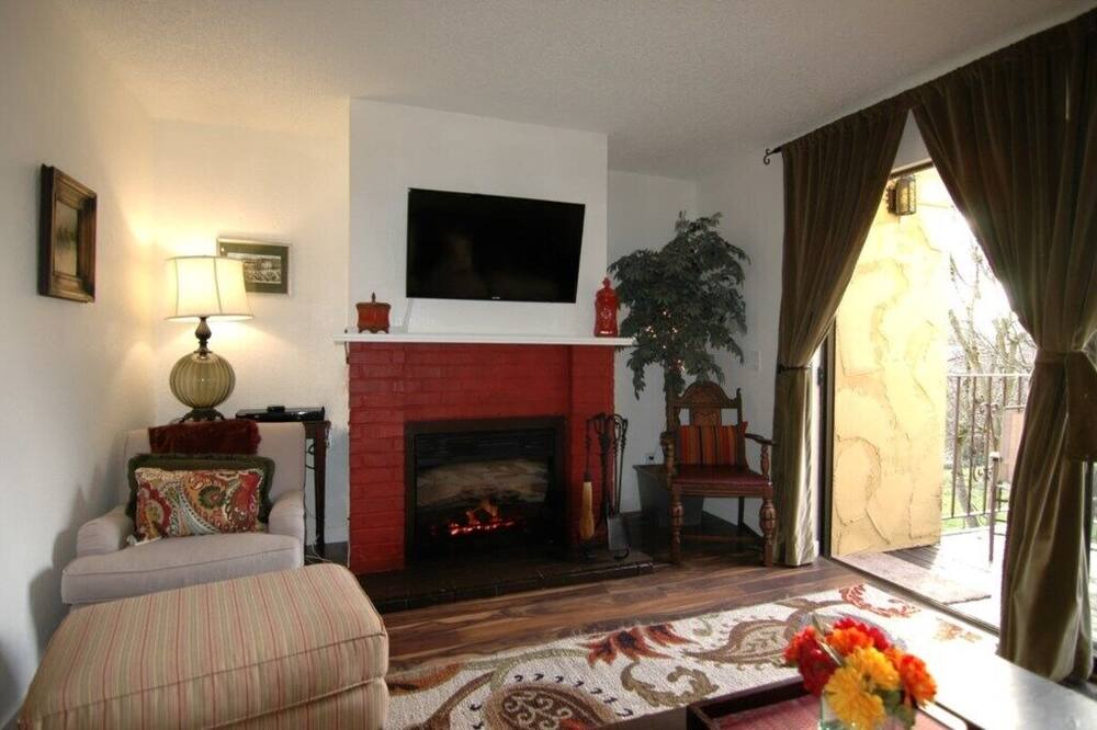 Photo of Livingroom in Downtown