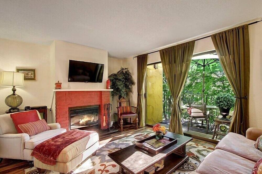 Photo of Livingroom in Downtown