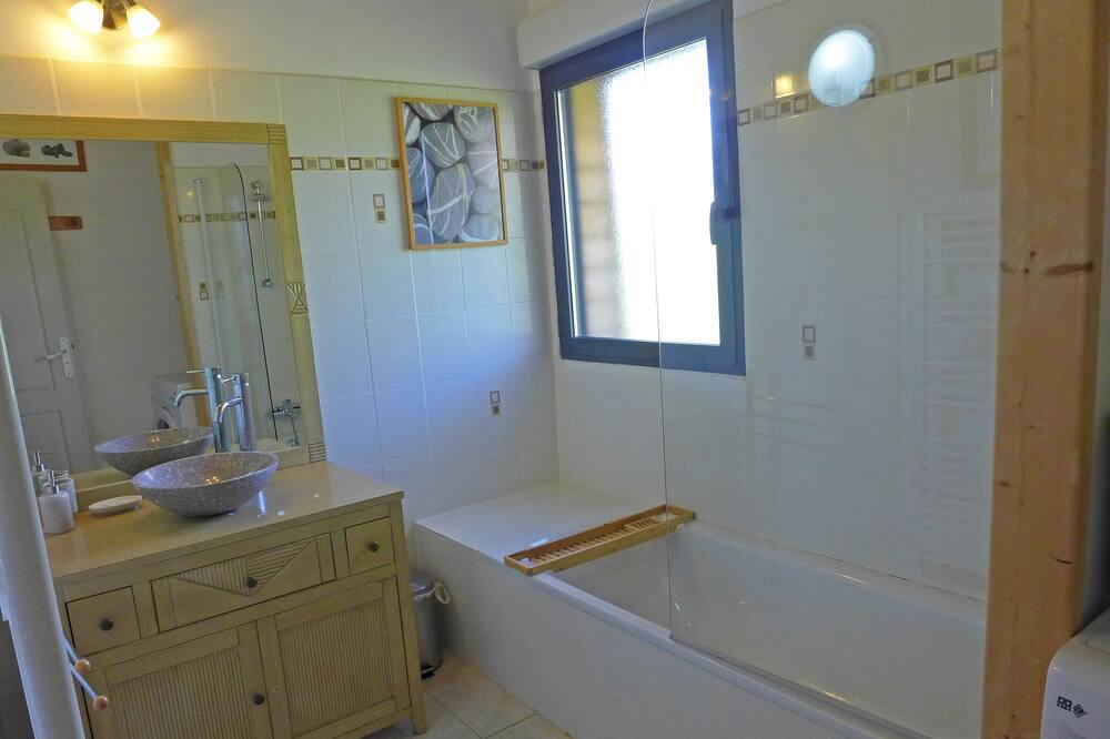 Photo of Bathroom in Roquetaillade