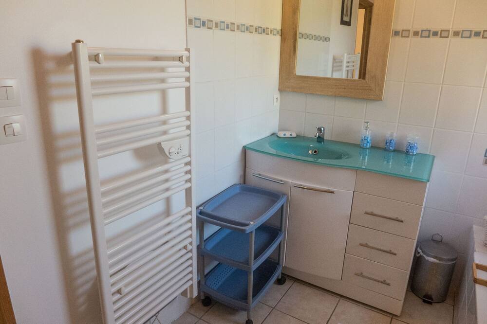 Photo of Bathroom in Roquetaillade