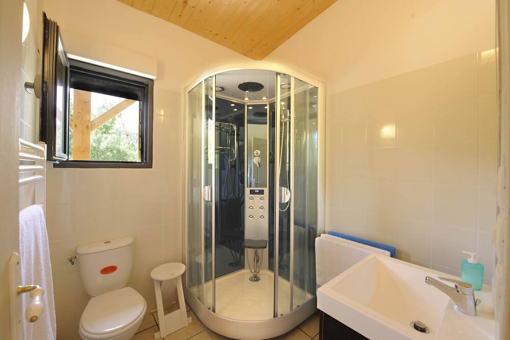 Photo of Bathroom in Roquetaillade