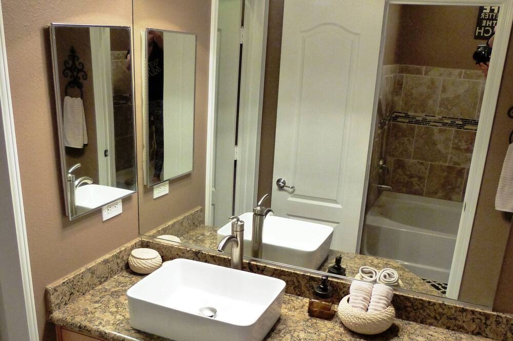 Photo of Bathroom in Regency Park